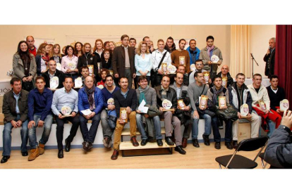 Los atletas premiados de la tercera edición de la Copa Diputación de Carreras Populares junto al diputado de Deportes, Emilio Orejas, en el centro de pie.