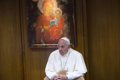 El papa: ¿Qué diferencia hay entre llevar plumas o el tricornio de cardenal?