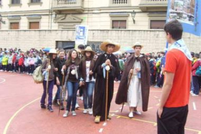 Alumnos de colegio Santa Teresa vestidos de peregrinos.