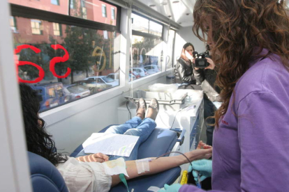 Una mujer joven dona sangre en León durante una de las campañas organizadas por la Hermandad de Donantes.