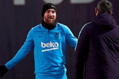 Messi y Valverde conversan en el inicio de la última sesión preparatoria antes del partido frente al Sevilla.
