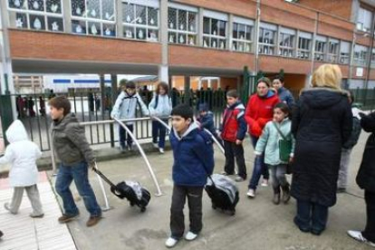 Los niños del colegio público de Flores del Sil (ayer a la salida) tendrán en el 2011 un nuevo centr