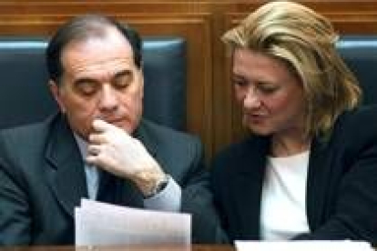 Tomás Villanueva y Pilar del Olmo durante un momento del pleno de presupuestos celebrado ayer