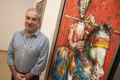 El empresario Gustavo Postigo, con la última de las adquisiciones de su colección de arte. FERNANDO OTERO PERANDONES