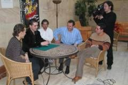 Karim con un equipo de televisión y miembros de la comisión de fiestas