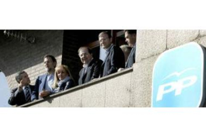 Gutiérrez, Rajoy, Carrasco, Herrera, Silván y Martínez, ayer, en el balcón de la nueva sede del PP