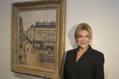 Carmen Thyssen, junto al cuadro de Camile Pissarro 'Rue Saint-Honoré por la tarde. Efecto de lluvia.