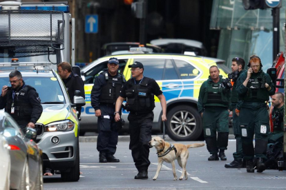 Agentes de policía británicos en el mercado de Borough en Londres, uno de los escenarios de los atentados terroristas del pasado 3 de junio.