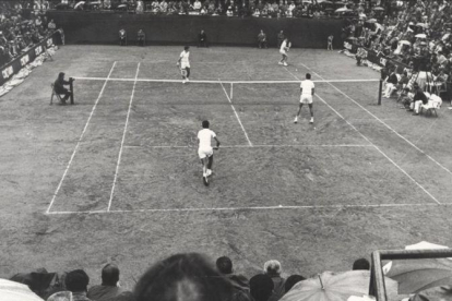 Los equipos de España y la India en el partido dobles de la Final Interzonas de la Copa Davis en 1965 en el Tenis Barcelona.