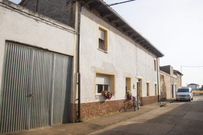 Fachada de la vivienda donde fueron rescatadas las ocho personas retenidas por una familia portuguesa. F. OTERO PERANDONES