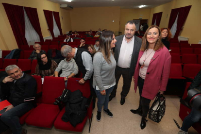 Virgina Barcones y Eduardo Morán, ayer, a su llegada a la reunión del PSOE en Camponaraya. ANA F. BARREDO