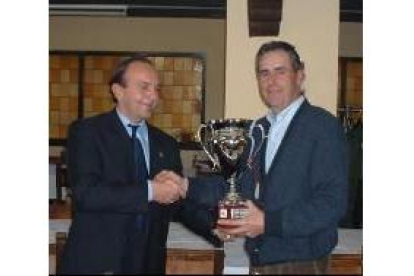 Luis Álvarez «Coque» recibe el trofeo de campeón provincial de mosca