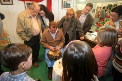 Los políticos asistentes, entre ellos Isabel Carrasco, presenciaron cómo se pela un gallo de pluma