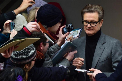 El actor Colin Firth, firmando autógrafos en el estreno de 'El editor de libros'.
