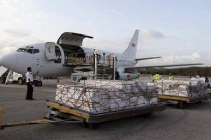 El avión de la ONU cargado con toneladas de comida llega a Mogadiscio.