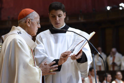 Ricardo Blázquez, durante la celebración, ayer en la catedral de Valladolid, de la Misa Crismal. GALLEGO