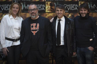 Álex de la Iglesia junto a los actores Carolina Bang (su pareja), José Mota, y Fernando tejero, en la presentación del filme'La chispa de la vida', en Valencia.