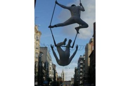 El grupo Circense «Los Bolados» sobre el trapecio