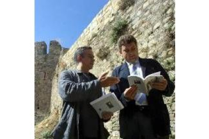 El autor del libro posa, frente al castillo, con el alcalde de Ponferrada