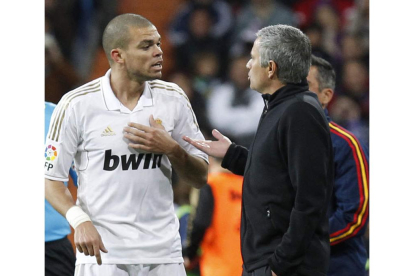 Pepe conversa con Mourinho durante un partido de Liga.