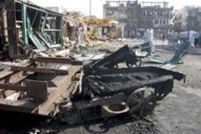 Vista general después de que ayer dos artefactos explosivos y un coche bomba hicieran explosión