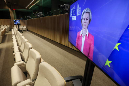 Imagen de televisión de Ursula Von der Leyen en la sala del Parlamento Europeo. OLIVER HOSLET