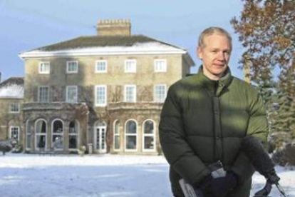 Assange ofrece una rueda de prensa junto a la mansión de Suffolk, donde cumple la condicional.