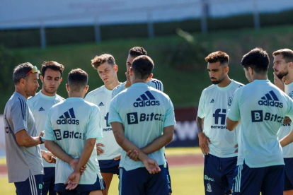 Luis Enrique da instrucciones a sus jugadores en el último entrenamiento de la selección. PABLO GARCÍA
