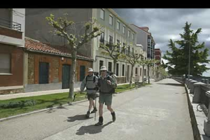 Astorga es paso obligado del Camino de Santiago.  En la imagen una pareja de peregrinos atraviesa el paseo de la muralla.