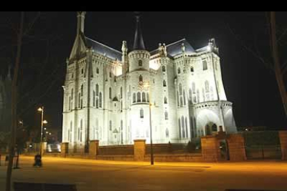 Vista del Palacio Episcopal de Astorga iluminado durante la noche.