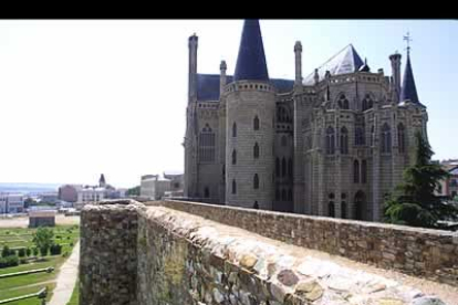 Vista general del Palacio Episcopal de Astorga y de las murallas que rodean la ciudad.