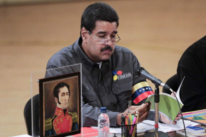 El presidente encargado, Nicolás Maduro, en la Feria del Libro de Caracas.