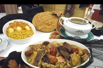 El cocido maragato es el plato típico de Astorga. Es diferente hasta en la forma de comerlo, se comienza por la carne y se acaba por la sopa.