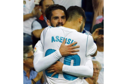 Isco, goleador blanco, se abraza a su compañero Asensio tras conseguir su segundo tanto. GANDUL