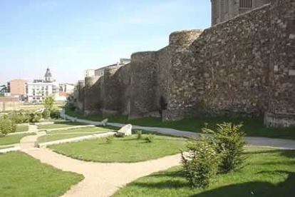 La muralla, típica de una ciudad romana, rodea el núcleo urbano.