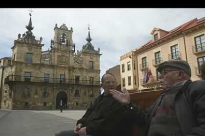 Unos vecinos de Astorga charlan en la Plaza Mayor, frente al consistorio municipal.