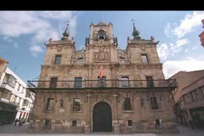 Vista general del Ayuntamiento de Astorga, en la Plaza Mayor.