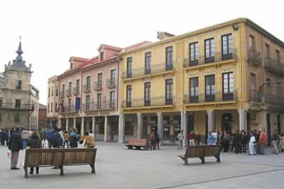 Plaza Mayor de Astorga repleta de gente.