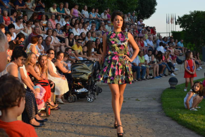 Una de las modelos participante ayer en el desfile de Valencia de Don Juan.