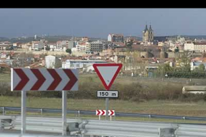 Imagen panorámica de Astorga tomada desde la autopista A-12 que comunica a la ciudad con la capital loenesa.