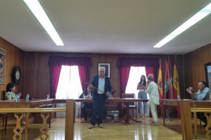 Senén Presa Fernández toma posesión como alcalde de Riaño. DL