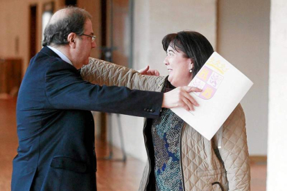 Juan Vicente Herrera y Ana Luisa Durán se saludan antes de su encuentro.