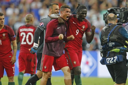 Cristiano y Eder, en la final de la Eurocopa.