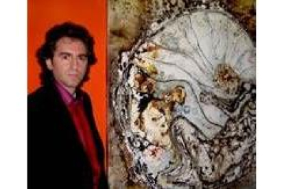 El artista catalán Josep Sanou posa junto a una de sus obras