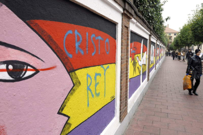 Pintadas a favor de «Cristo Rey» y tachones ensucian el mural de Manuel Sierra.