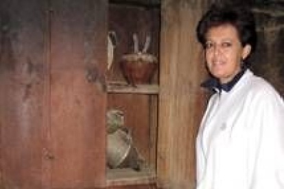 Carmen Robla, junto al armario en el que encontró la granada italiana