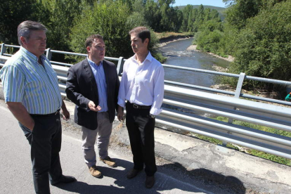 El presidente de la confederación, Francisco Marín, a la derecha, observa el plan de restauración en el río Cúa.