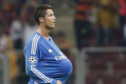 Cristiano Ronaldo sale del campo con el balón tras marcar tres goles al Galatasaray.