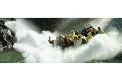 Unos jóvenes disfrutan de una de las atracciones acuáticas del parque temático Universal Studios Port Aventura.