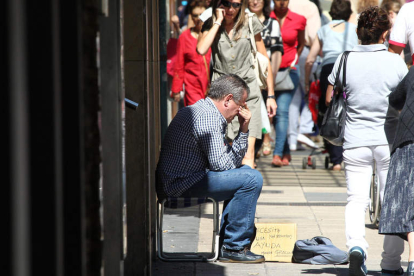 Decenas de personas se sientan en las calles leonesas a la espera de que alguien se fije en ellos.